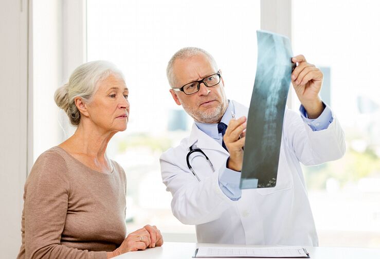 Il medico diagnostica l'osteocondrosi cervicale in un paziente utilizzando una radiografia